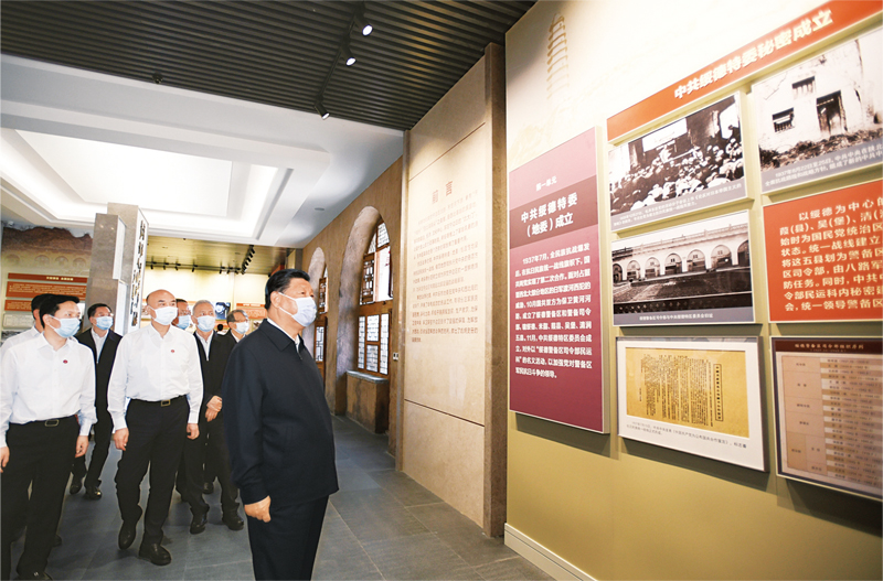 2021年9月13日至14日，中共中央總書記、國(guó)家主席、中央軍委主席習(xí)近平在陜西省榆林市考察。這是14日上午，習(xí)近平在中共綏德地委舊址考察。 新華社記者 李學(xué)仁/攝